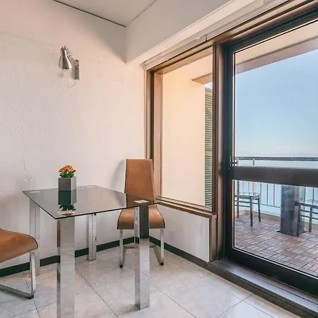 Sunny Bayhill With Swimming Pool *