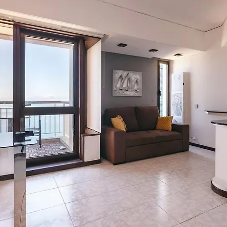 Sunny Bayhill With Swimming Pool *