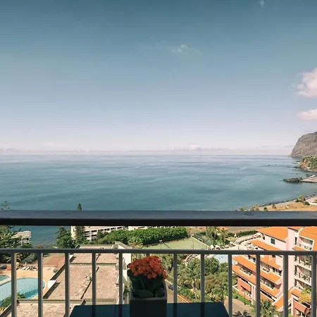 Sunny Bayhill With Swimming Pool