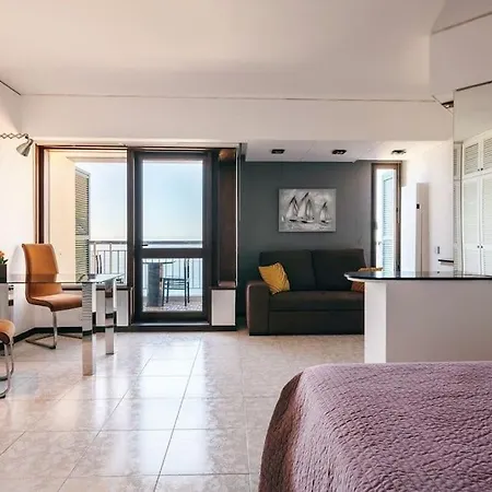 Sunny Bayhill With Swimming Pool