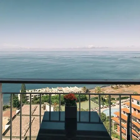 Sunny Bayhill With Swimming Pool *