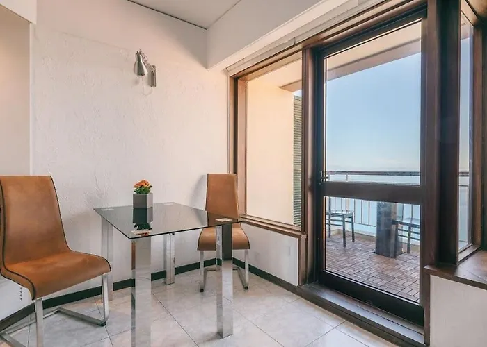 Sunny Bayhill With Swimming Pool *