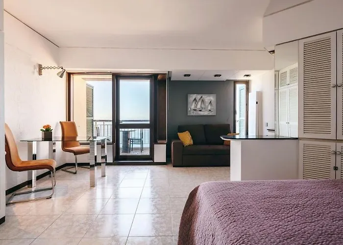 Sunny Bayhill With Swimming Pool