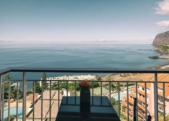 Sunny Bayhill With Swimming Pool *