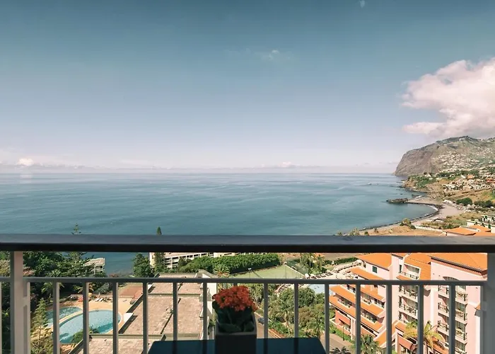 Sunny Bayhill With Swimming Pool